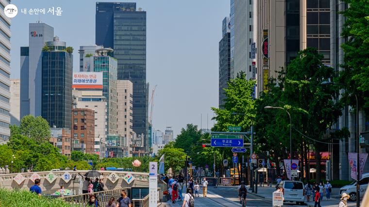 빌딩 숲과 어우러진 청계광장 모습도 푸르름과 잘 어울린다 Ⓒ오세훈