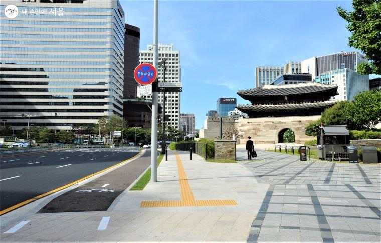 차도로 둘러싸였던 숭례문 옆으로 보행 공간이 신설되어 숭례문을 중심으로 네 방향 모두 접근이 용이하다 ⓒ조수봉