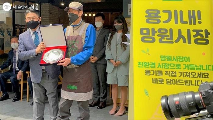 '친환경 선언문' 낭독과 상인대표 감사패 전달식을 가졌다 ⓒ이봉덕