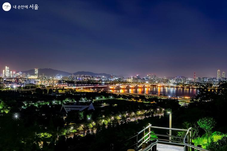 한강을 배경으로 한 서울 도심의 야경이 아름답다. 