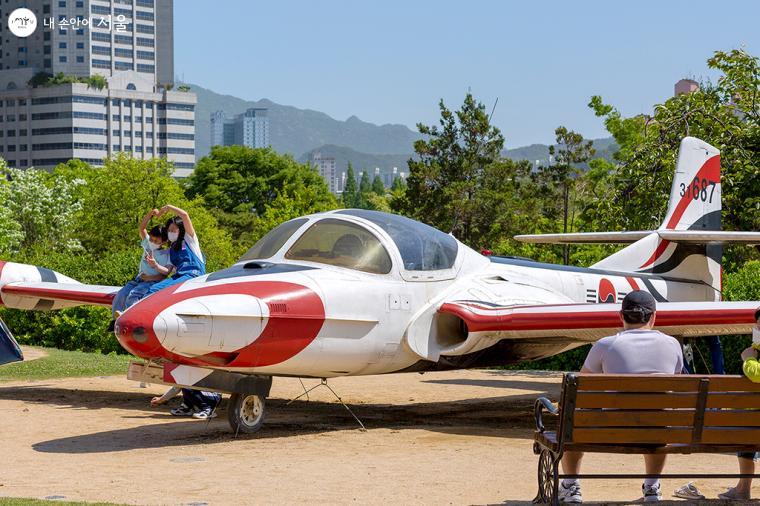 보라매공원 내에 위치한 에어파크(Air park) T-37C훈련기에서 기념사진을 찍는 학생들ⓒ문청야