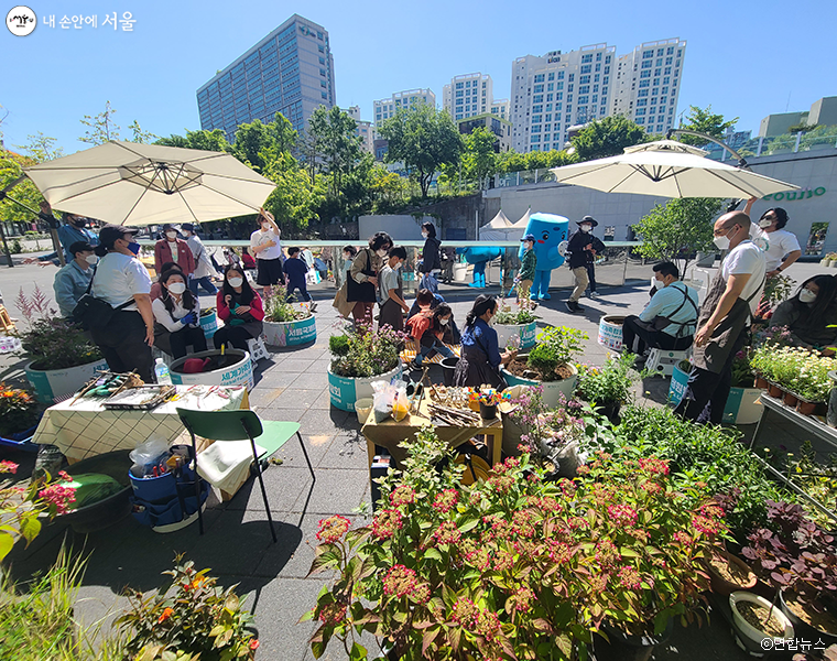 서울시민뿐만 아니라 외국인 가족 20팀이 참여해 각국의 특색에 맞는 정원을 꾸미는 '세계가족정원'도 진행됐다