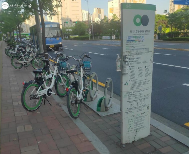 서울시 공공자전거 따릉이 거치대의 모습, 지정장소에서 대여와 반납이 이뤄진다.