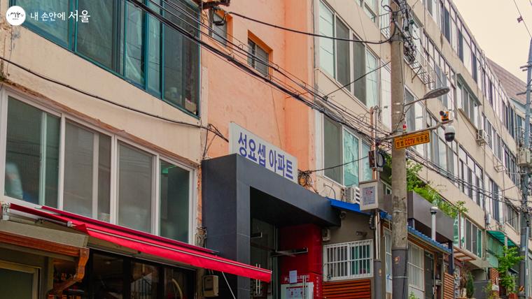 중림창고 앞에는 한국 최초 복도식 주상복합 아파트인 성요셉 아파트가 위치해있다. 50년이 넘었지만 아직도 제 역할을 하고 있음을 보여준다. Ⓒ오세훈