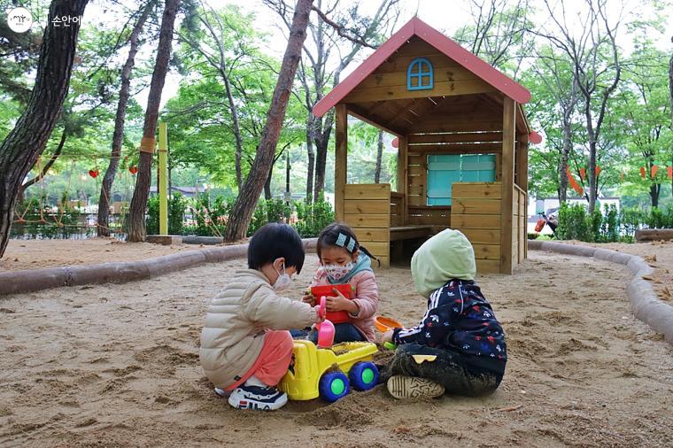 어린이 숲체험마당에서는 모래놀이가 한창이다