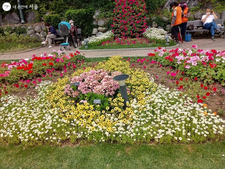 꽃폭포 앞으로 삼각형 꽃밭이 장식돼 있다. 