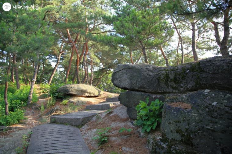 묘한 형태의 바위들 사이로 이어진 시멘트 계단은 군사시설 일부로 보인다.