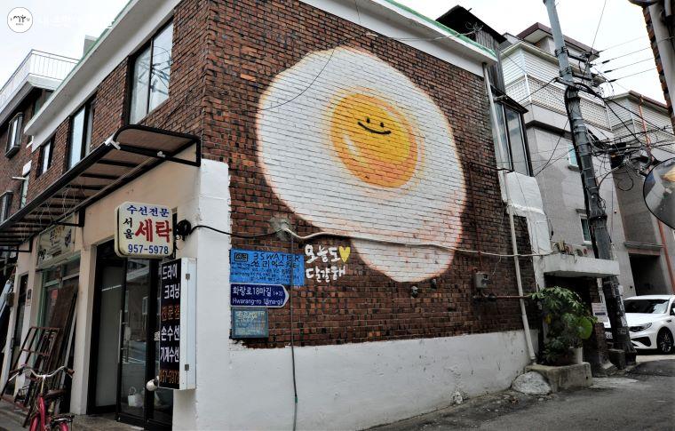 건물 벽을 장식한 벽화#06 ‘달걀해’ ⓒ조수봉