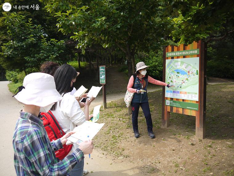 숲해설사가 참가자들에게 나무여행 코스를 설명해 주고 있다. ⓒ최윤영