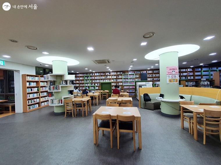 청운도서관 일반열람실 모습