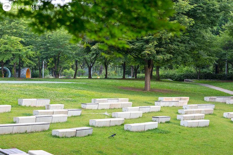 서울숲 내에 위치한 야외무대, 코로나가 지나가고 다양한 공연이 하루빨리 펼쳐지길 바란다 ⓒ문청야