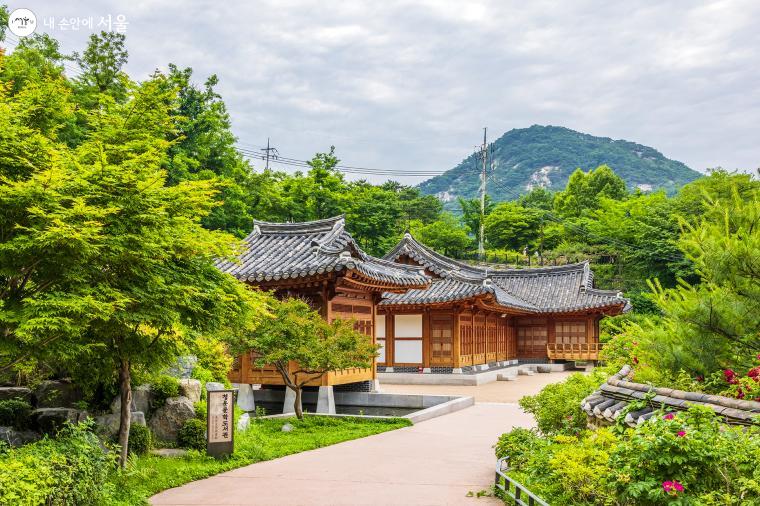 '인왕산 자락길’ 곁에 눈길을 사로잡는 한옥 건물이 있다. 2015 대한민국 한옥공모전에서 대상을 수상한 ‘청운문학도서관’이다 ⓒ양인억