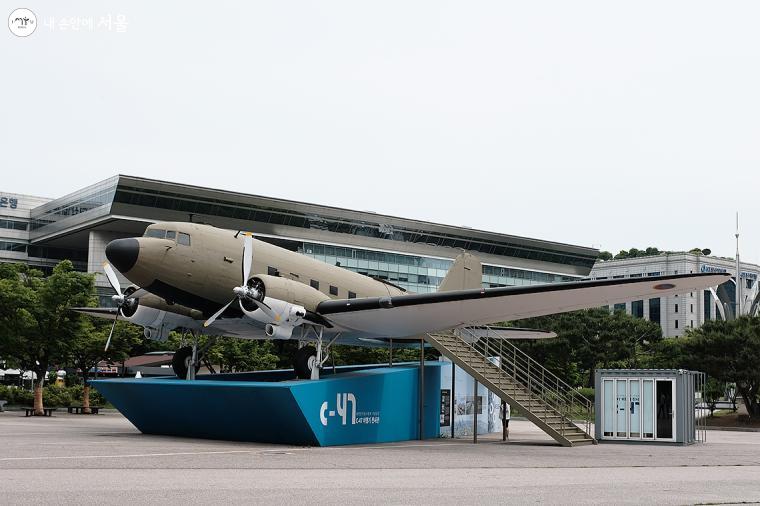 여의도공원 문화의 마당에 조성된 'C-47 비행기 전시관'. 서울시는 2015년 광복 70주년을 맞아 C-47 수송기를 찾아내고 그때 비행기가 착륙한 자리로 추정되는 지점에 전시관을 열었다 ⓒ김아름