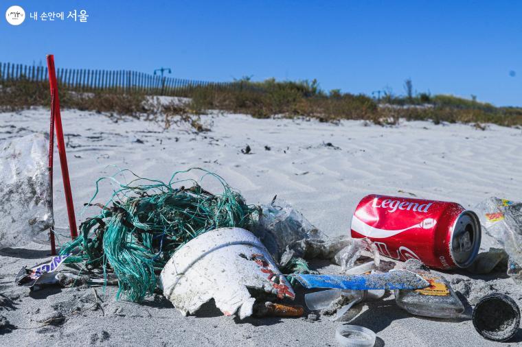 바닷가에 버려진 쓰레기들 ⓒUnsplash