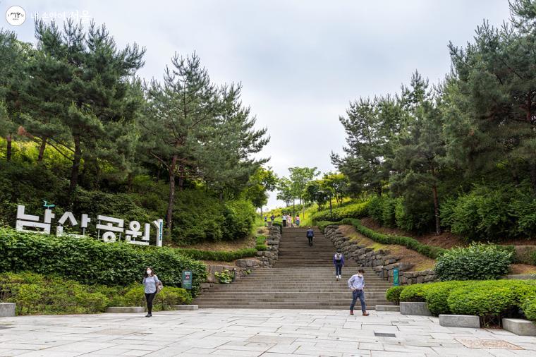 도심 속에 위치한 아름다운 남산공원 전경 ⓒ이재연 