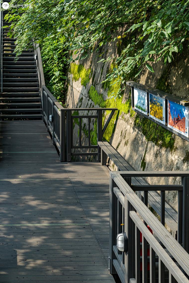 천장산 숲길 쉼터 반대편 벽에 걸려있는 한국사진작가협회 회원분들의 사진 ⓒ유서경