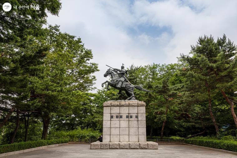 공원 초입에 세워진 김유신 장군상. 높이는 11.3m로 오른손은 말의 고삐를 잡고 왼손은 칼을 쥔 채 앞으로 진격하는 모습을 하고 있다 ⓒ이재연 