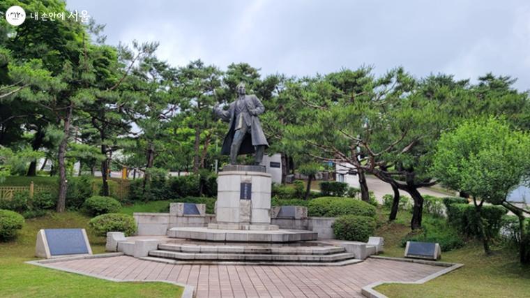백범 기념관 앞에 있는 이봉창 동상
