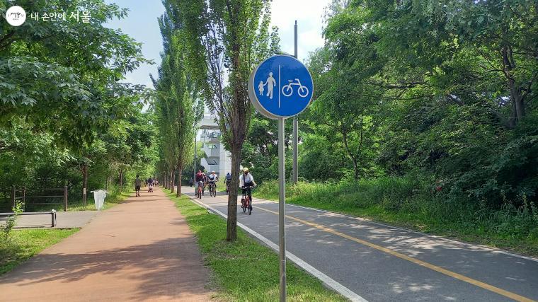 수변생태순환길에 설치된 산책로와 자전거도로 표지판 