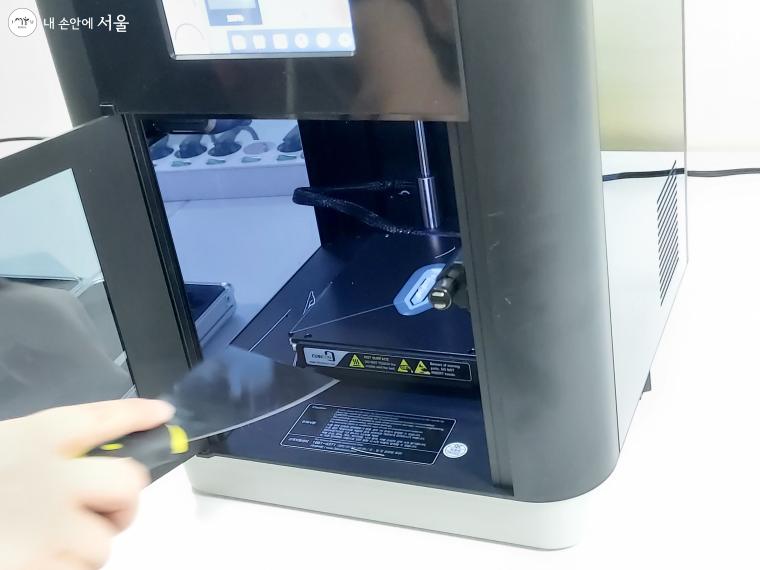 컴퓨터 작업물을 usb에 저장해 3D프린터에 꽂아 출력하면 된다.