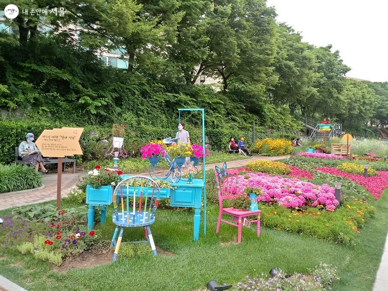 실내정원처럼 조성된 곳에서는 의자에 앉아보고 싶은 마음이 절로 든다. 