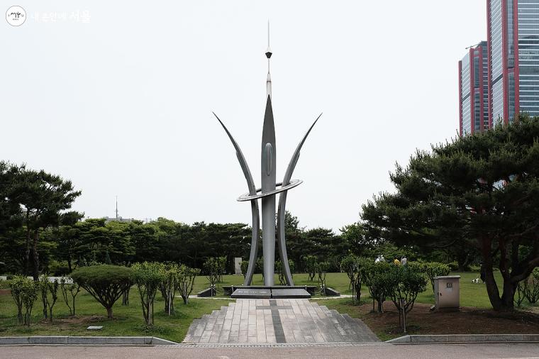 대한민국 공군 최초 비행단이 위치했던 여의도공원에 건립된 ‘공군 창군 60주년 기념탑’ ⓒ김아름