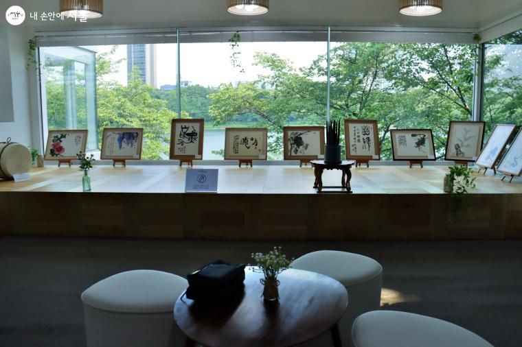 2층 라운지 '호'와 '수'에서 송파서예협회에서 주최하는 서예전이 열리고 있다 ⓒ정향선