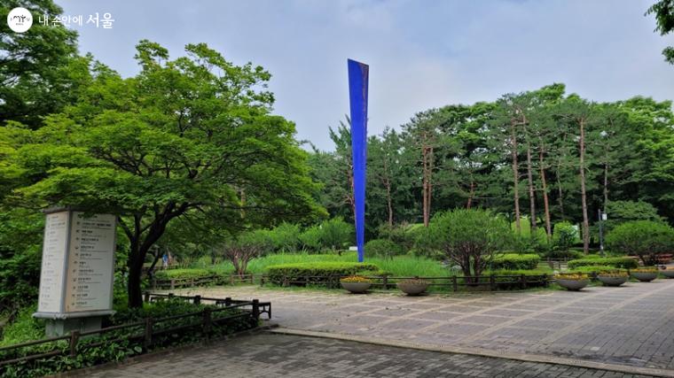 효창공원 상징조형물 점지와 연못 전경