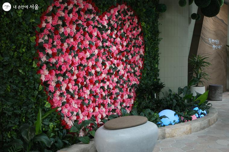 사진 찍으며 쉬기 좋은 청담역 미세먼지 프리존에 있는 하트 모양 꽃장식 ⓒ문청야