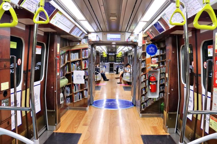 달리는 도서관 – 동화나라의 전철을 타고 가는 기분이 든다