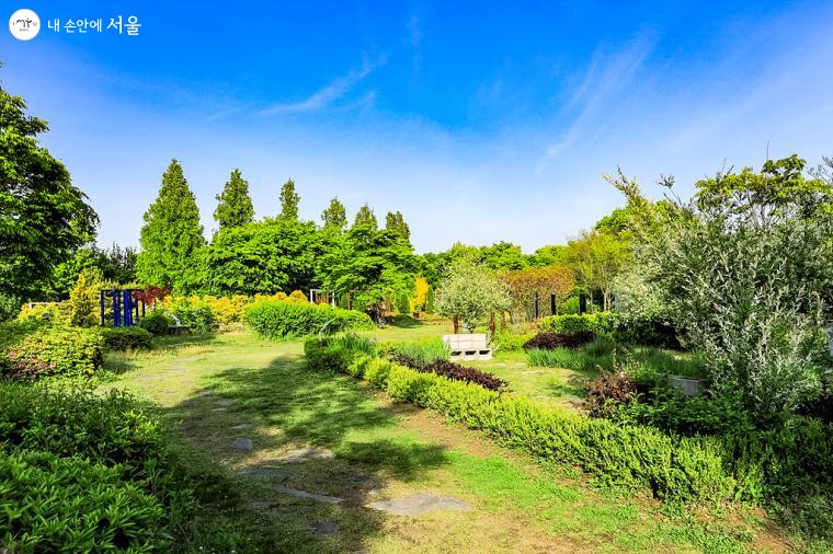 다양한 주제로 만들어진 정원들이 모여있는 '작가 정원' 풍경. 