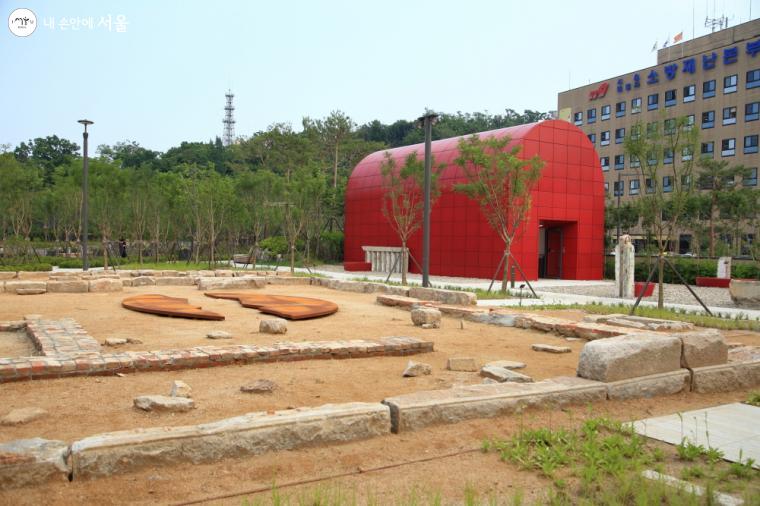총독부 관사 터 유구 너머 중앙정보부 고문실이 재현된 ‘기억6’이 빨간우체통 모양으로 세워졌다.