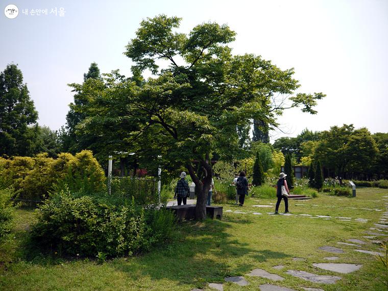 참가자들이 시민정원사와 정원 작가들이 조성한 정원을 둘러보고 있다. ⓒ최윤영