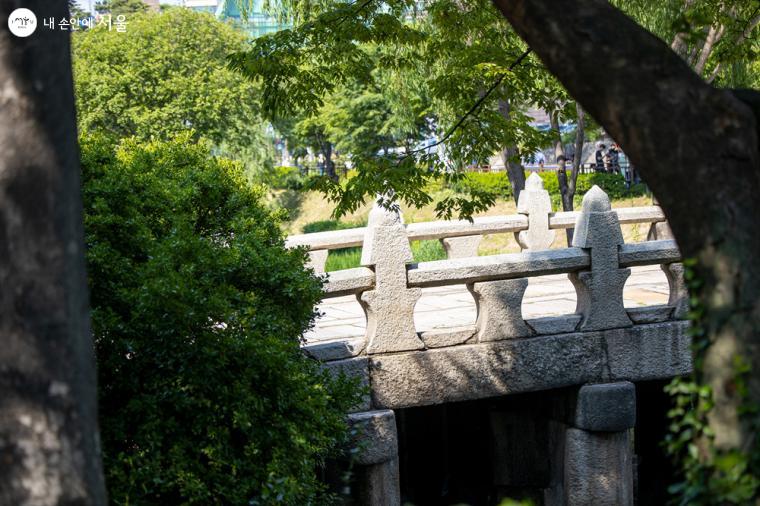 장충단공원에서 빼놓을 수 없는 관람거리인 '수표교'의 모습을 볼 수 있다. 