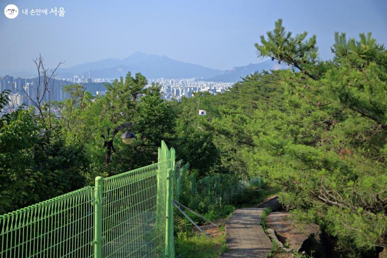 울타리 너머는 한예종에서 이어지는 ‘천장산 하늘길’이다.