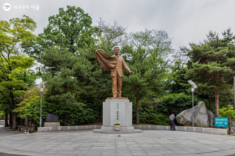 이토 히로부미를 저격하고 자신의 손가락을 잘라 혈서로 그린 태극기를 펼쳐 든 당당한 모습의 안중근 의사 동상. 높이는 7.3m로 2010년 10월에 세워졌다 ⓒ이재연  