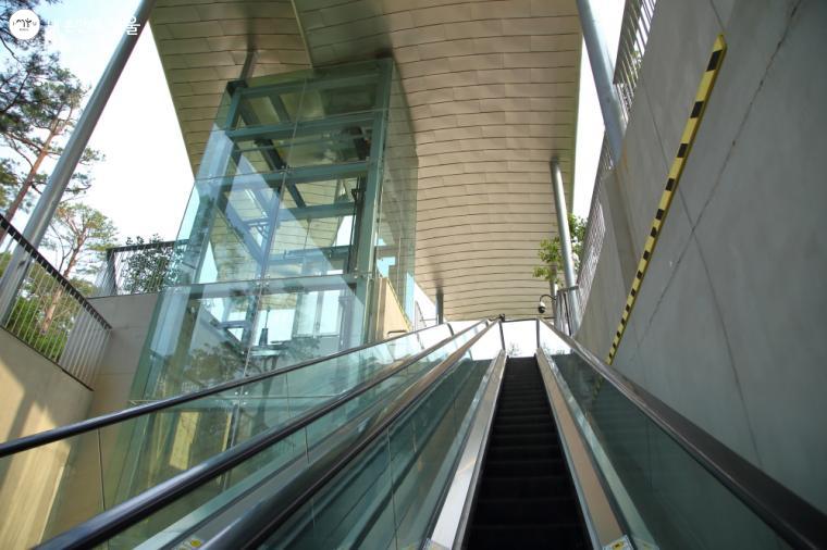 남산예장공원 입구에 닿으면 엘리베이터와 에스컬레이터로 예장공원 지상으로 올라갈 수 있다.