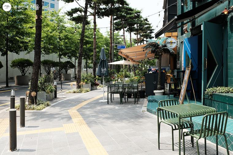 서울로7017과 만리재로를 잇는 220m의 ‘서울로사잇길’, 개성있는 식당과 카페가 늘어서 있다 ⓒ김아름