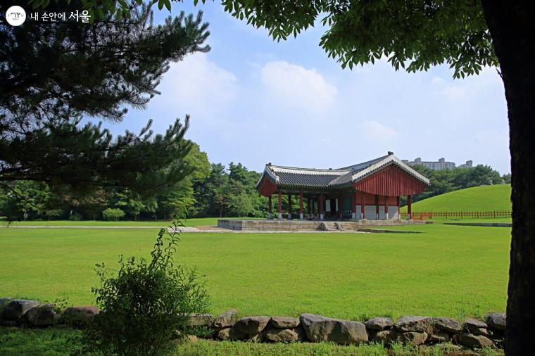 금천교로 흐르는 개울 너머 정자각. 눈이 시원한 풍경이다. 