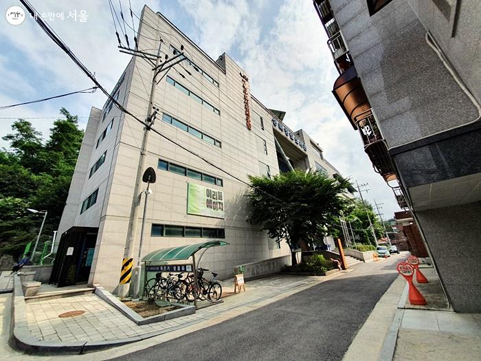 삼태기마을을 걷다가 만날 수 있는 5층 규모의 성북정보도서관