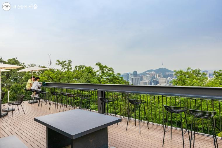 2층 테라스에 마련된 좌석은 인왕산 중턱에서 서울시내를 조망하며 차를 마시거나 담소를 나눌 수 있는 멋진 곳이다 ⓒ양인억