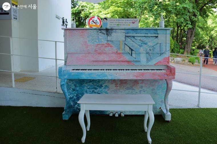 산책길에서 연결된 입구에 예쁜 피아노가 놓여있다. 누구나 자유롭게 연주할 수 있다 ⓒ정향선