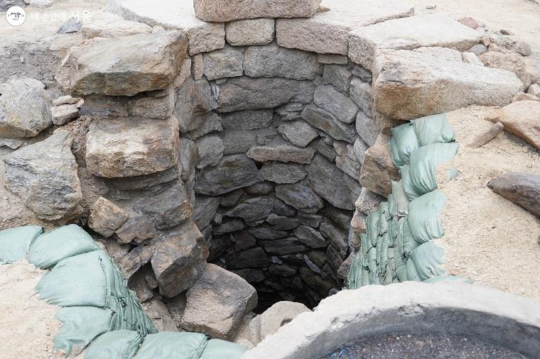 의정부 터에서 발견된 4.4m 가량 깊이의 우물에선 일제강점기 때 쓰인 그릇 유물들이 발굴됐다.