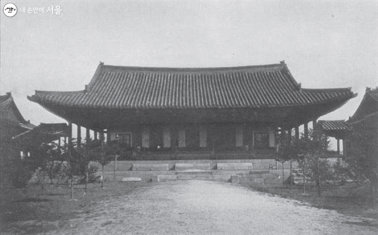 의정부 중심건물 ‘정본당’ “war office”(Constance J.D.Taylor), ‘Koreans at Home’ 1904