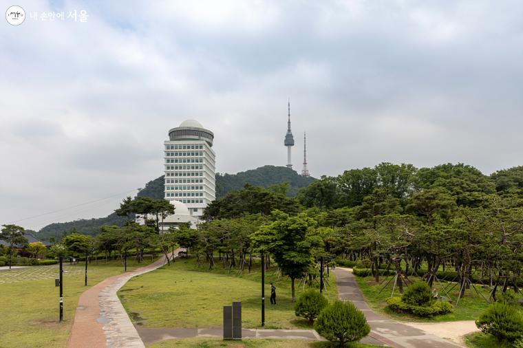 탁 트인 산책로를 따라 보이는 남산 타워와 과학전시관 건물이 전면에 보인다 ⓒ이재연 