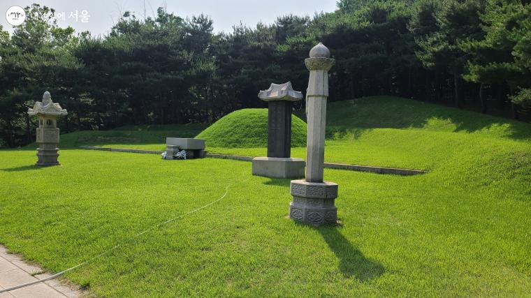 효창원에 있는 대한민국임시정부 주석 백범 김구선생의 묘역.