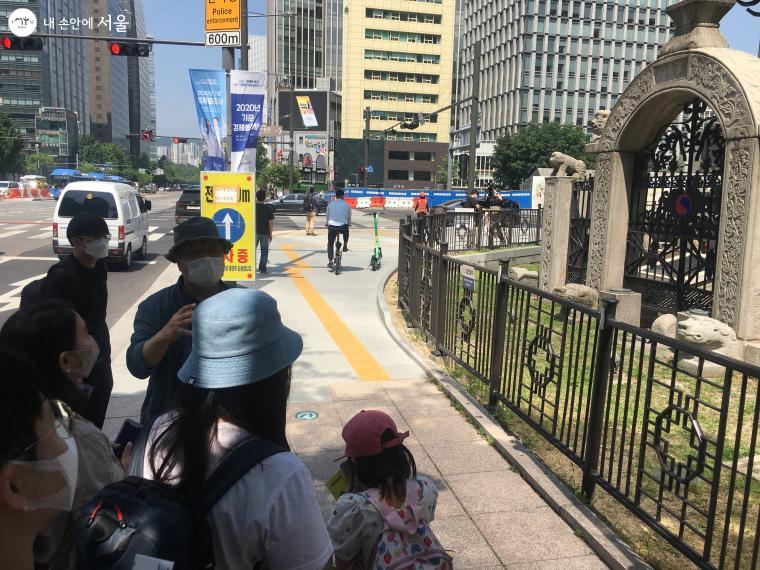 홍순민 교수가 고종 어극 40년 칭경기념비 앞에서 서울 중심부의 구조에 대해 설명을 하고 있다. ⓒ박지영