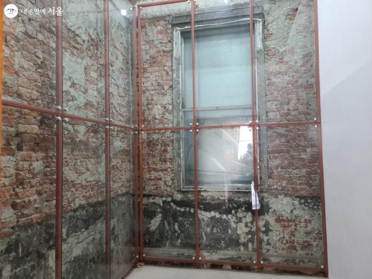 임시정부 당시 욕실로 사용되던 공간으로 벽체, 바닥(타일), 천정, 창문 등이 건축 당시 원형을 잘 간직하고 있다.