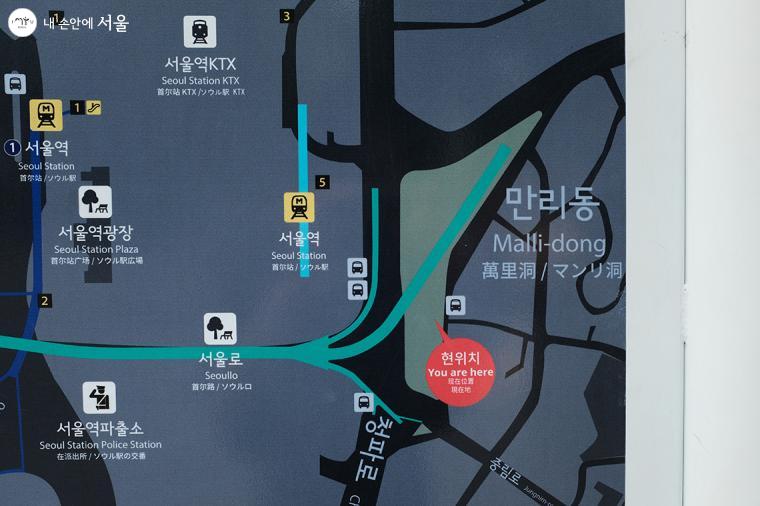 만리동광장 왼쪽에 있는 ‘서울로사잇길’은 지도처럼 '서울로7017'이 '만리재로' 구간과 사이시옷 모양으로 만나는 것에 착안하여 붙여진 이름이다. 이 길은 서울로7017과 주변 지역을 보행으로 연결하는 ‘서울로공공(共空, ○○)길’의 첫 번째 길이다 ⓒ김아름