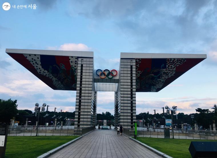 세계 평화의 문. 올림픽공원1경이자 1988년 서울올림픽을 상징하는 기념물이다.